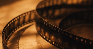 Bobina de pel·lícula de 35 mm sobre una superfície il·luminada
