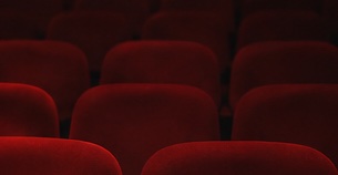 Files de butaques vermelles buides en una sala de cinema