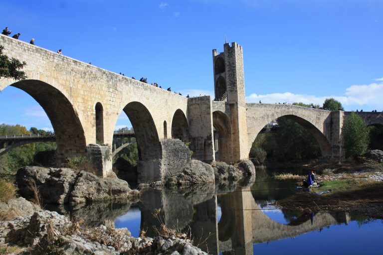 Pont medieval de Besalú amb la seva torre, sobre el riu