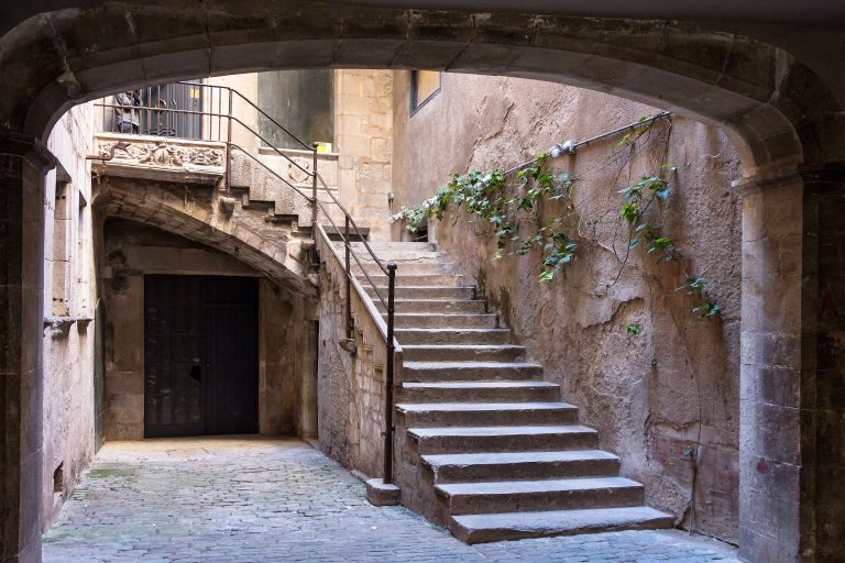 Pati amb una escala de pedra sota un arc, al Call jueu de Girona