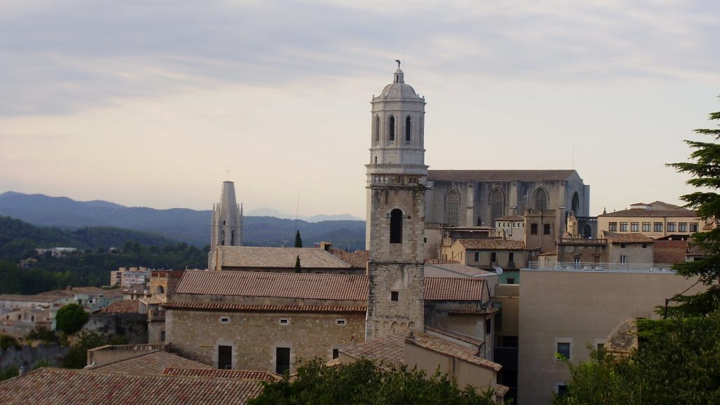 Vista del Barri Vell i dels seus campanars des del Passeig de la Muralla