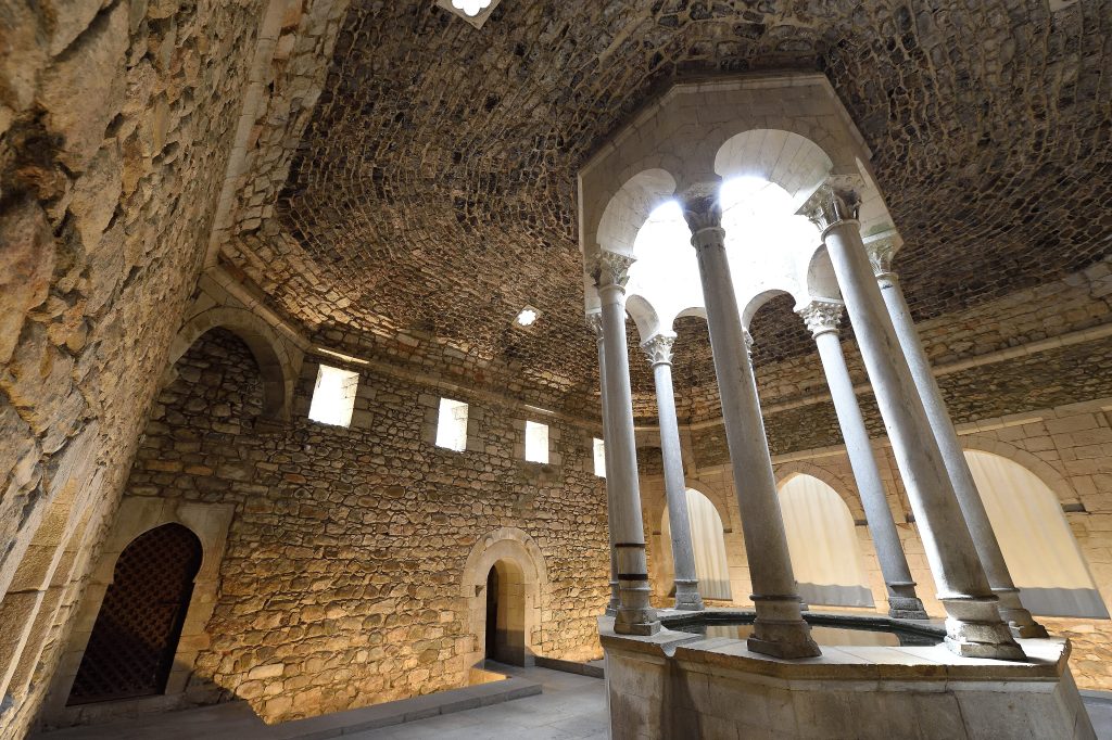 Sala central dels Banys Àrabs de Girona, amb columnes i llum natural des de dalt