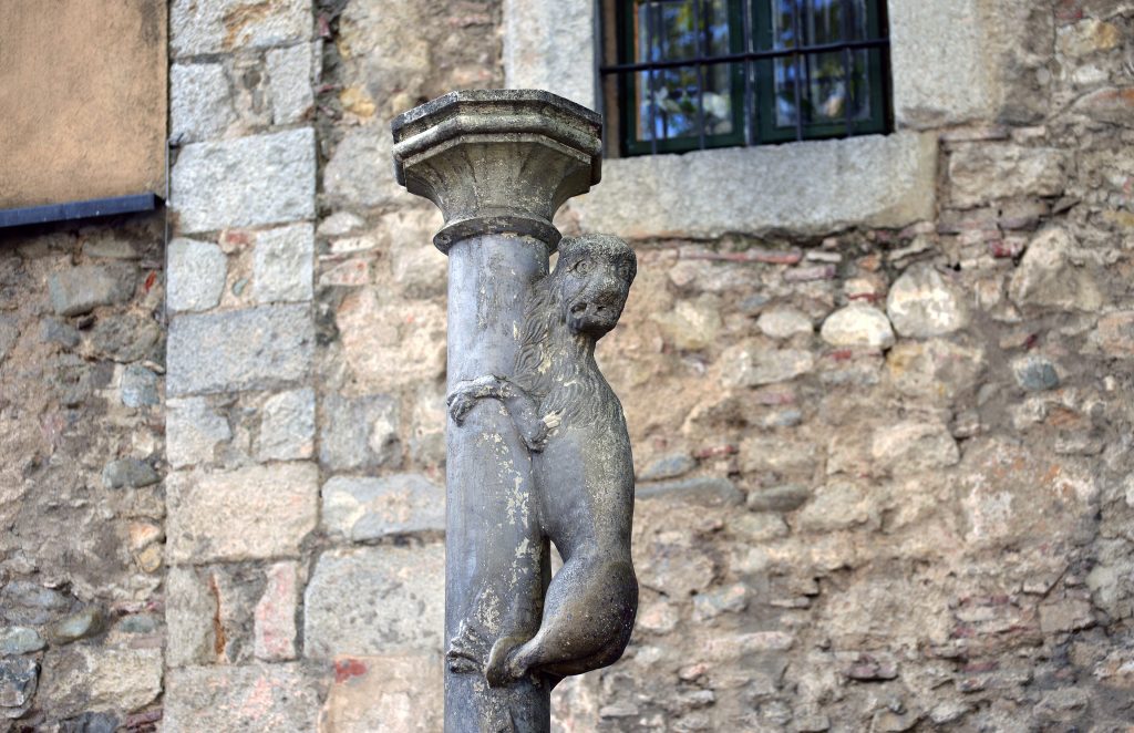 Escultura de la Lleona enfilada a una columna, al Barri Vell de Girona