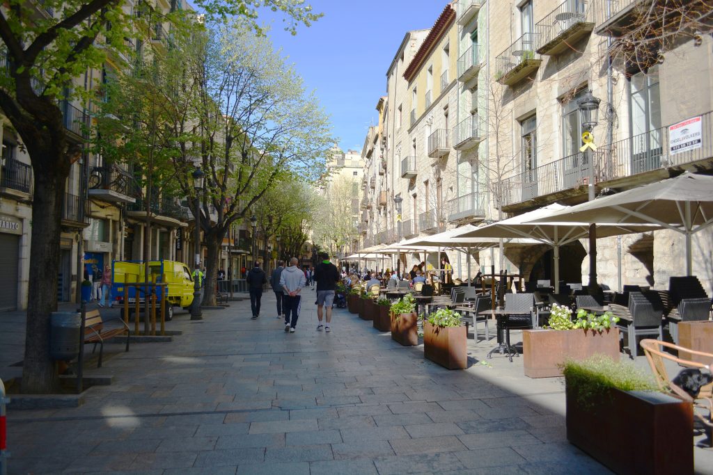 Terrasses i arbres a la Rambla de la Llibertat de Girona