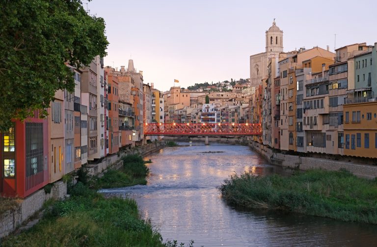 Les cases de l’Onyar i el pont de les Peixateries Velles al capvespre, amb el Barri Vell al fons