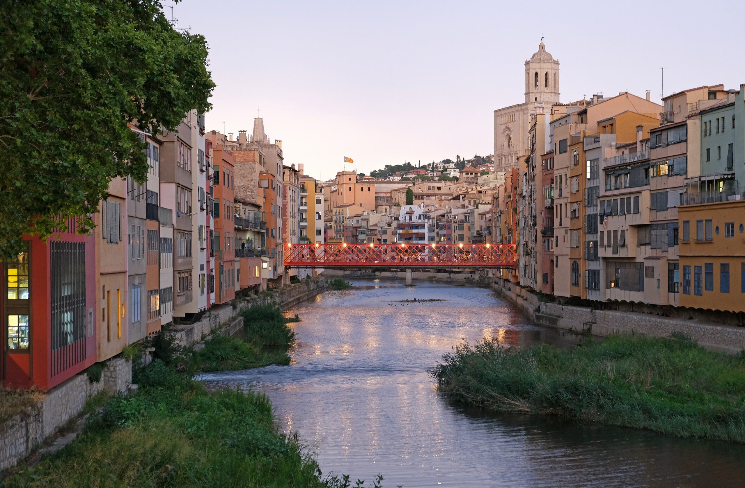 Les cases de l’Onyar i el pont de les Peixateries Velles al capvespre, amb el Barri Vell al fons